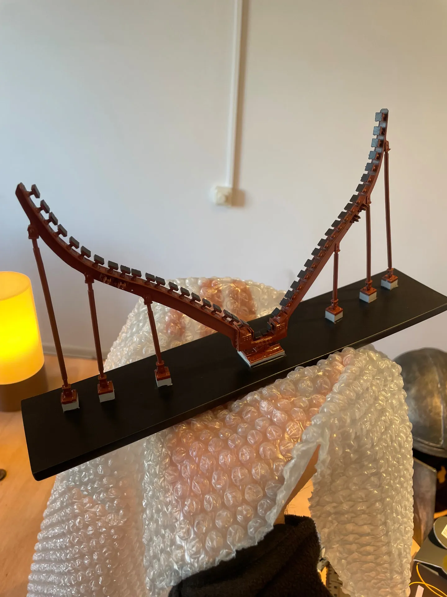 Skalmodell av Vasas nya stödvagga sedd från sidan på sockel